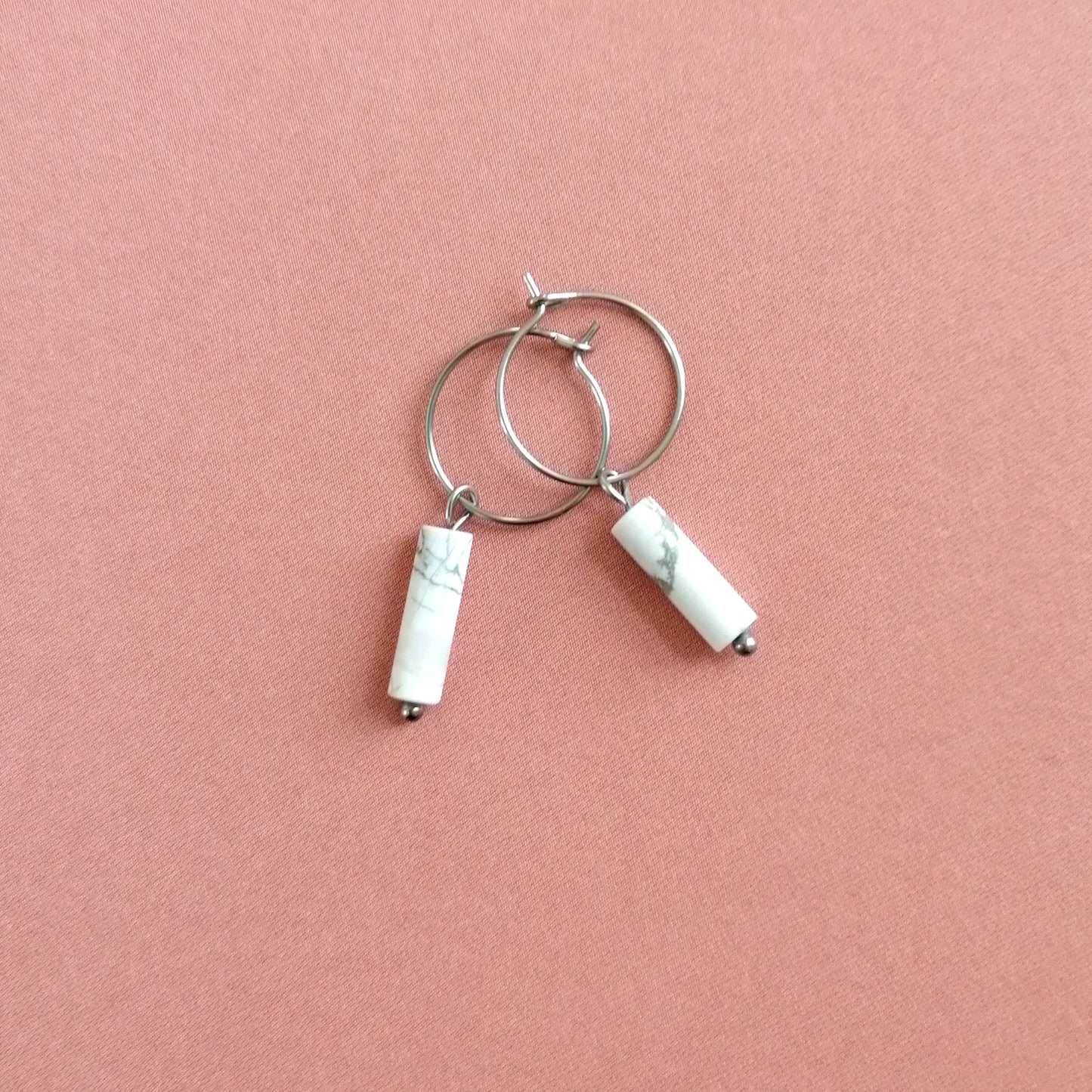 Minimalistische Ohrringe | Edelstahl & Howlith | Kleine Creolen