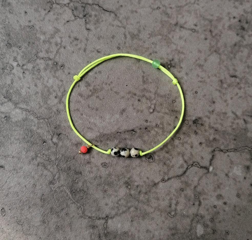 Edelsteinarmband in neongelb, pink und grün mit Dalmatinerjaspis von pia norden.