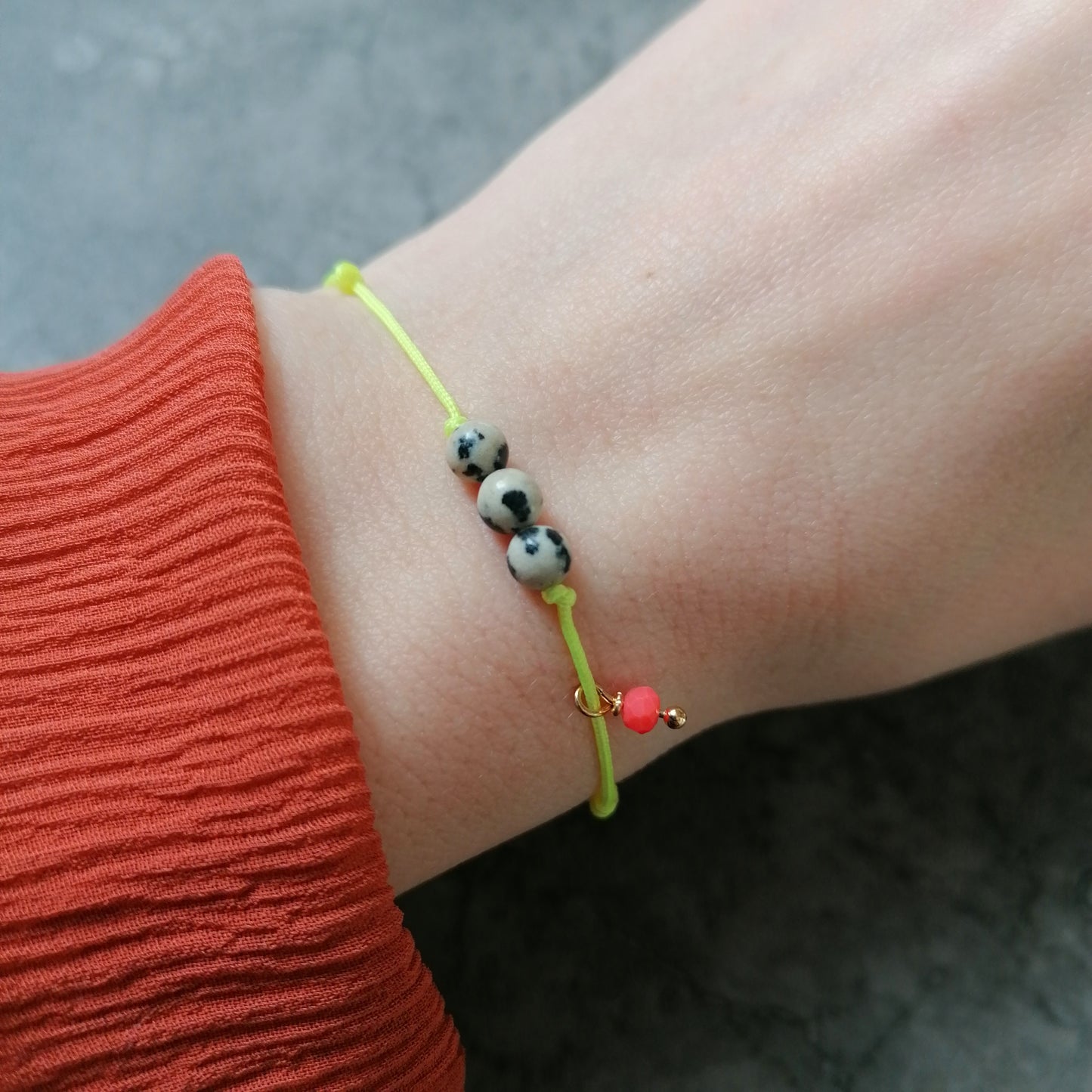 Edelsteinarmband in neongelb, pink und grün mit Dalmatinerjaspis von pia norden