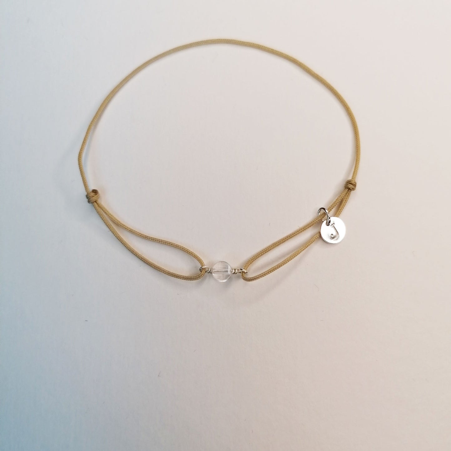 Personalisiertes Bergkristall Armband in beige & silber | pia norden