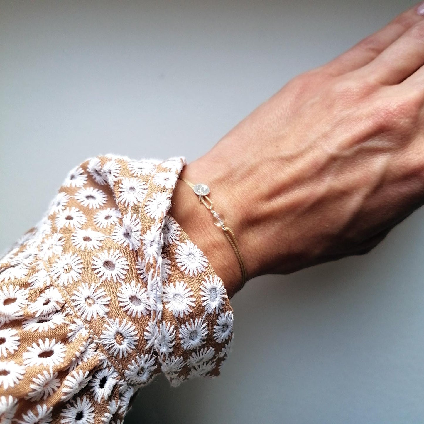 Personalisiertes Bergkristall Armband in beige & silber | pia norden