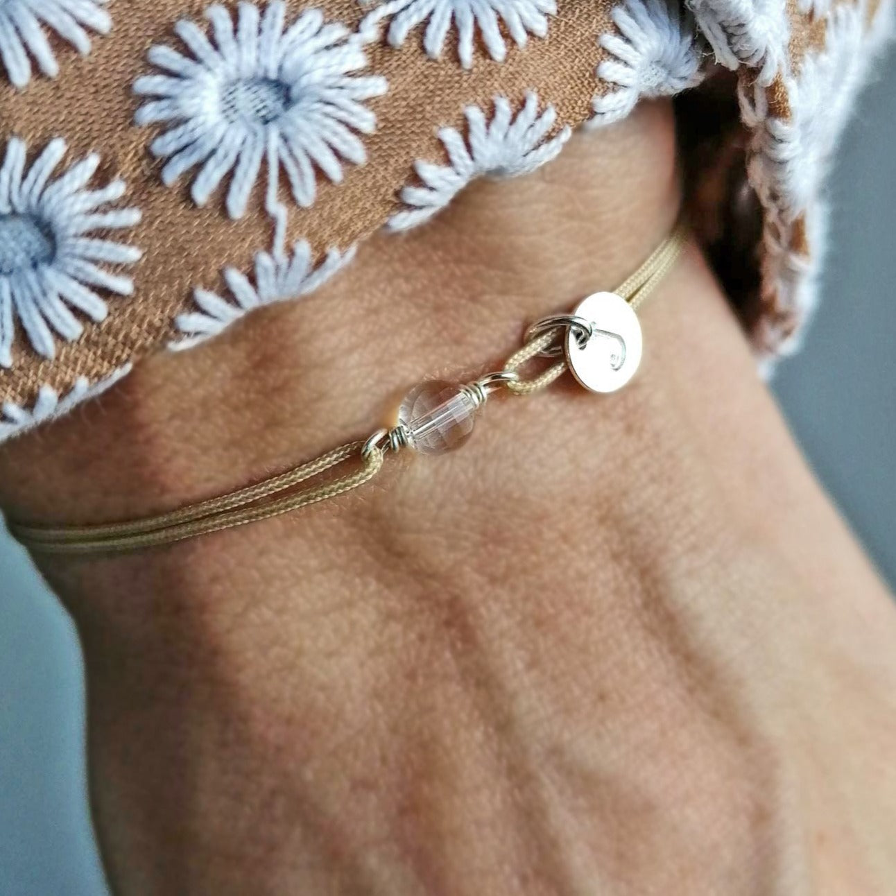 Personalisiertes Bergkristall Armband in beige & silber | pia norden