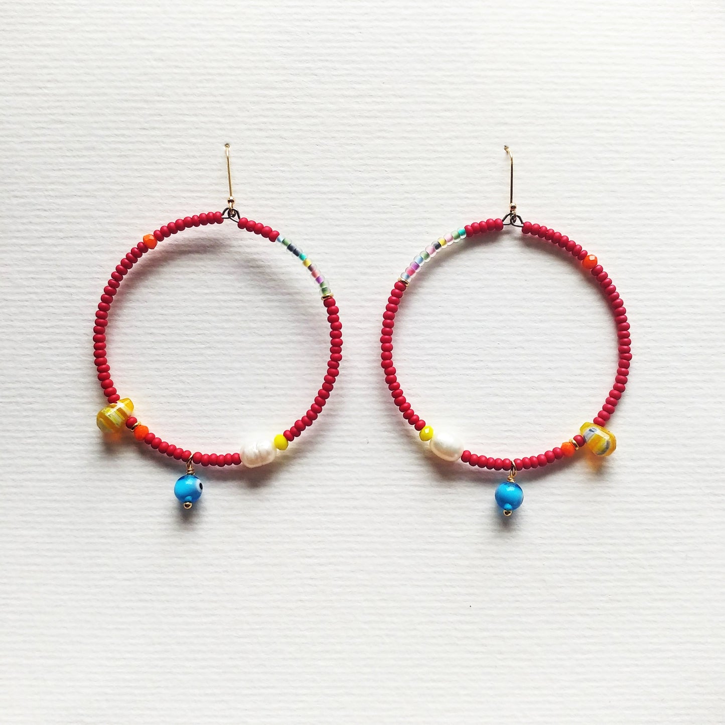 Bunte Ohrringe | Creolen aus Glas, Perlen & Gold