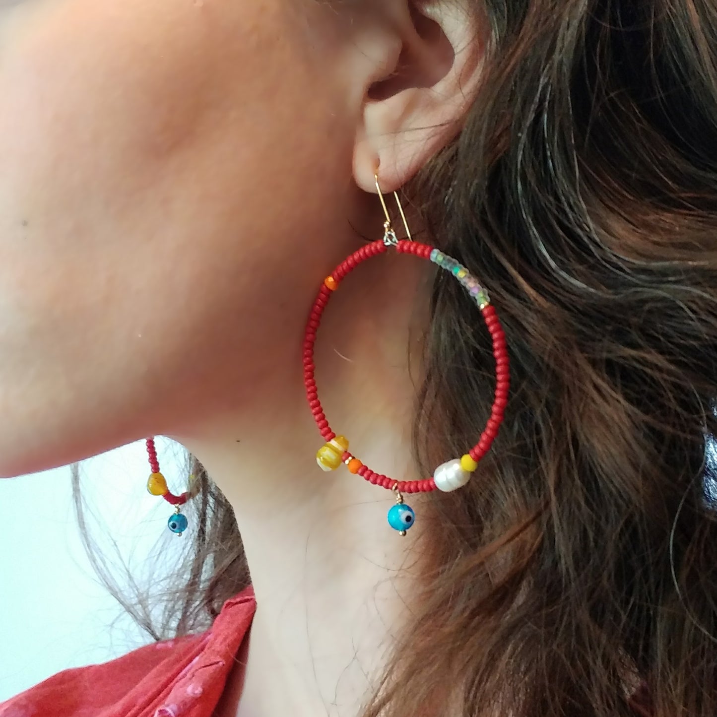 Bunte Ohrringe | Creolen aus Glas, Perlen & Gold