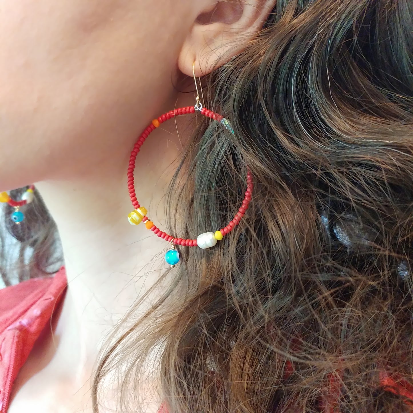 Bunte Ohrringe | Creolen aus Glas, Perlen & Gold