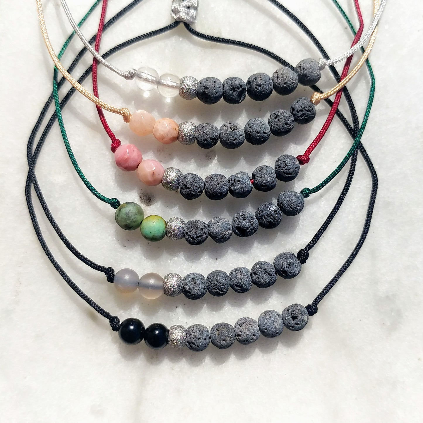 Diffuser Armbänder mit Lava und Edelsteinen