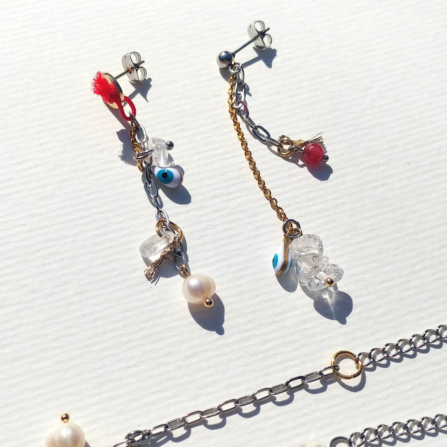 Mismatch Ohrringe 'Rivabella' gold & silber | Perle Bergkristall
