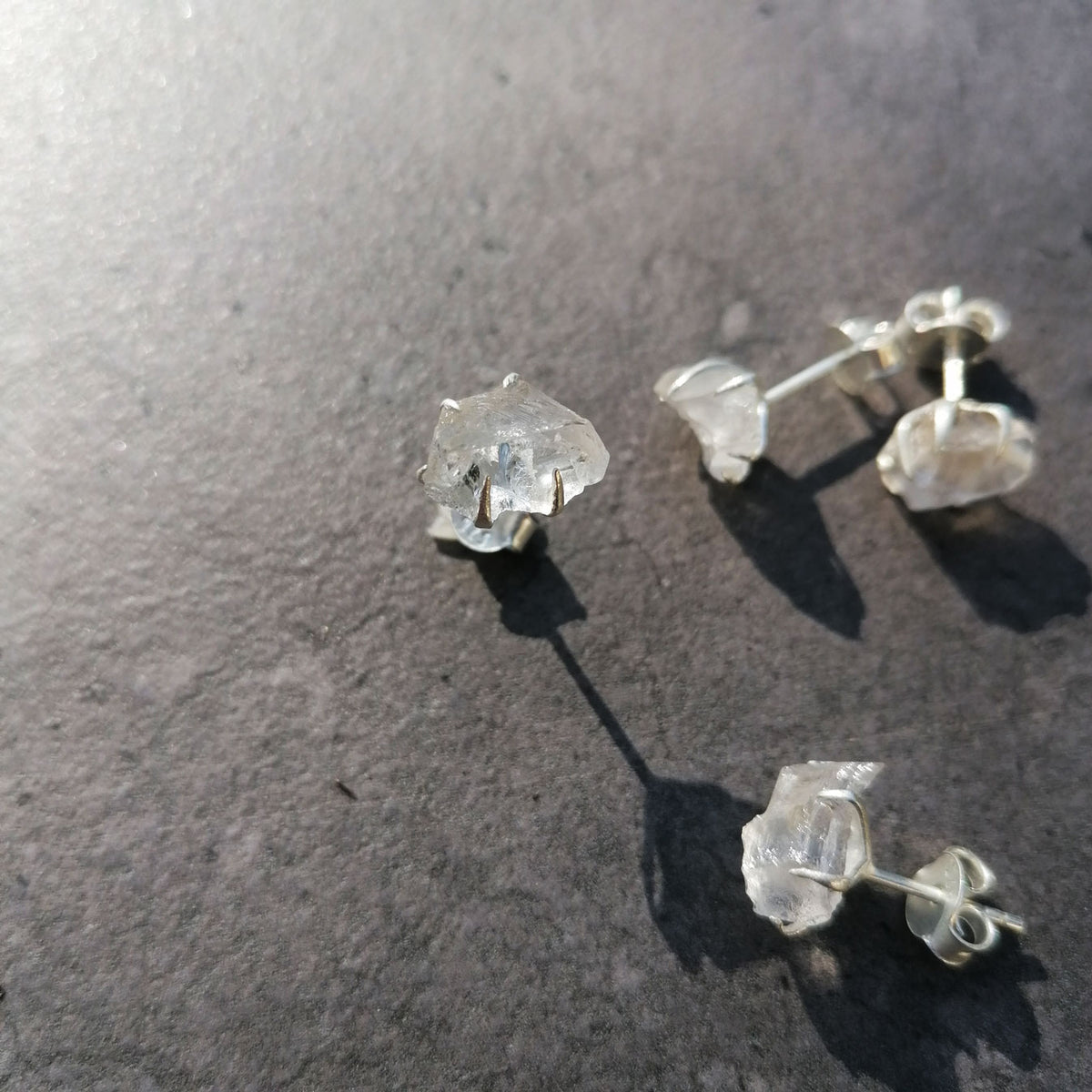 Ohrstecker mit rohem Bergkristall und Sterlingsilber pia norden