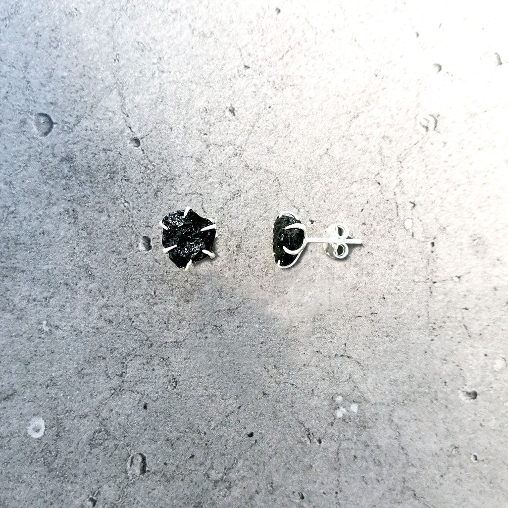 Ohrstecker mit schwarzem Turmalin und Sterlingsilber by pia norden