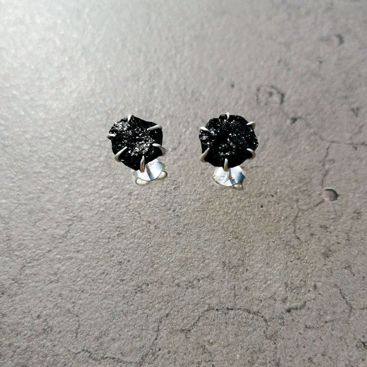 Ohrstecker mit schwarzem Turmalin und Sterlingsilber by pia norden