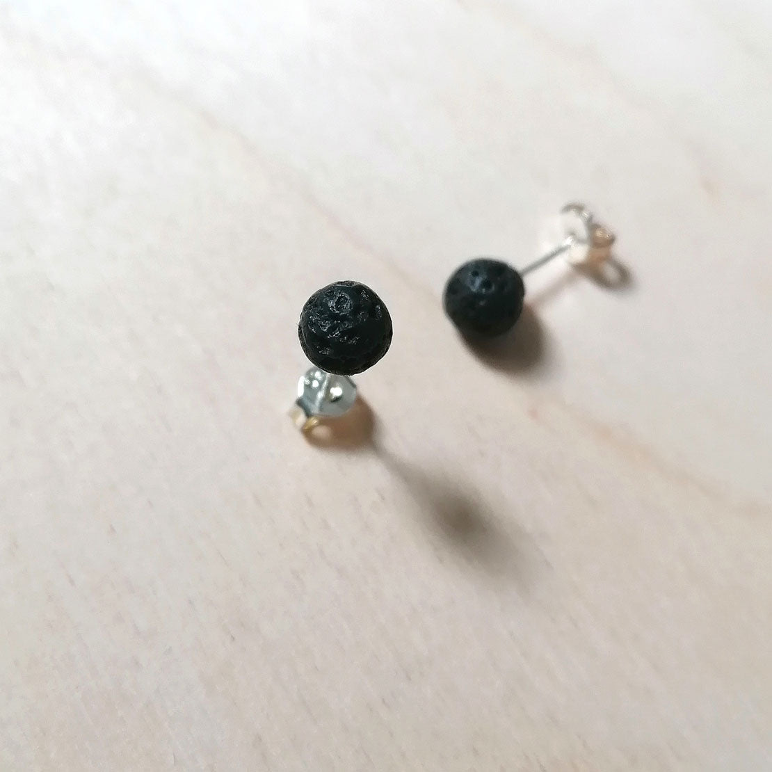 Schwarze Lava Ohrstecker silber - pia norden
