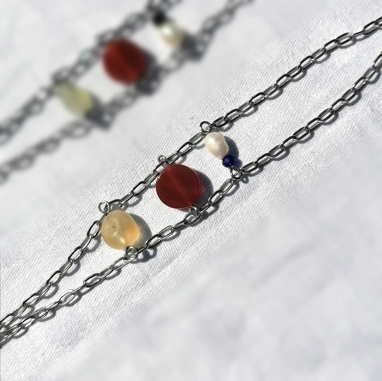 Mehrstrangige Edelstein Armkette | rot weiß gelb grün | Edelstahl
