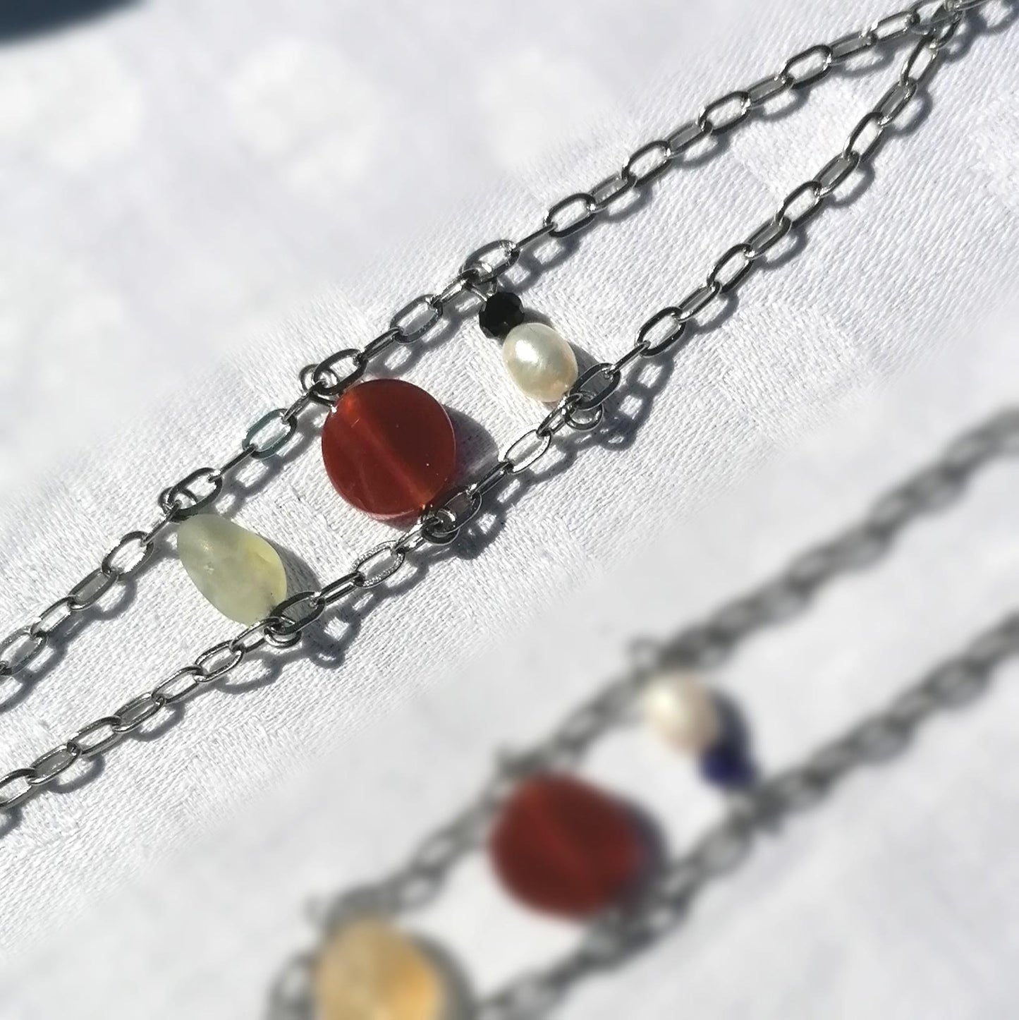 Mehrstrangige Edelstein Armkette | rot weiß gelb grün | Edelstahl