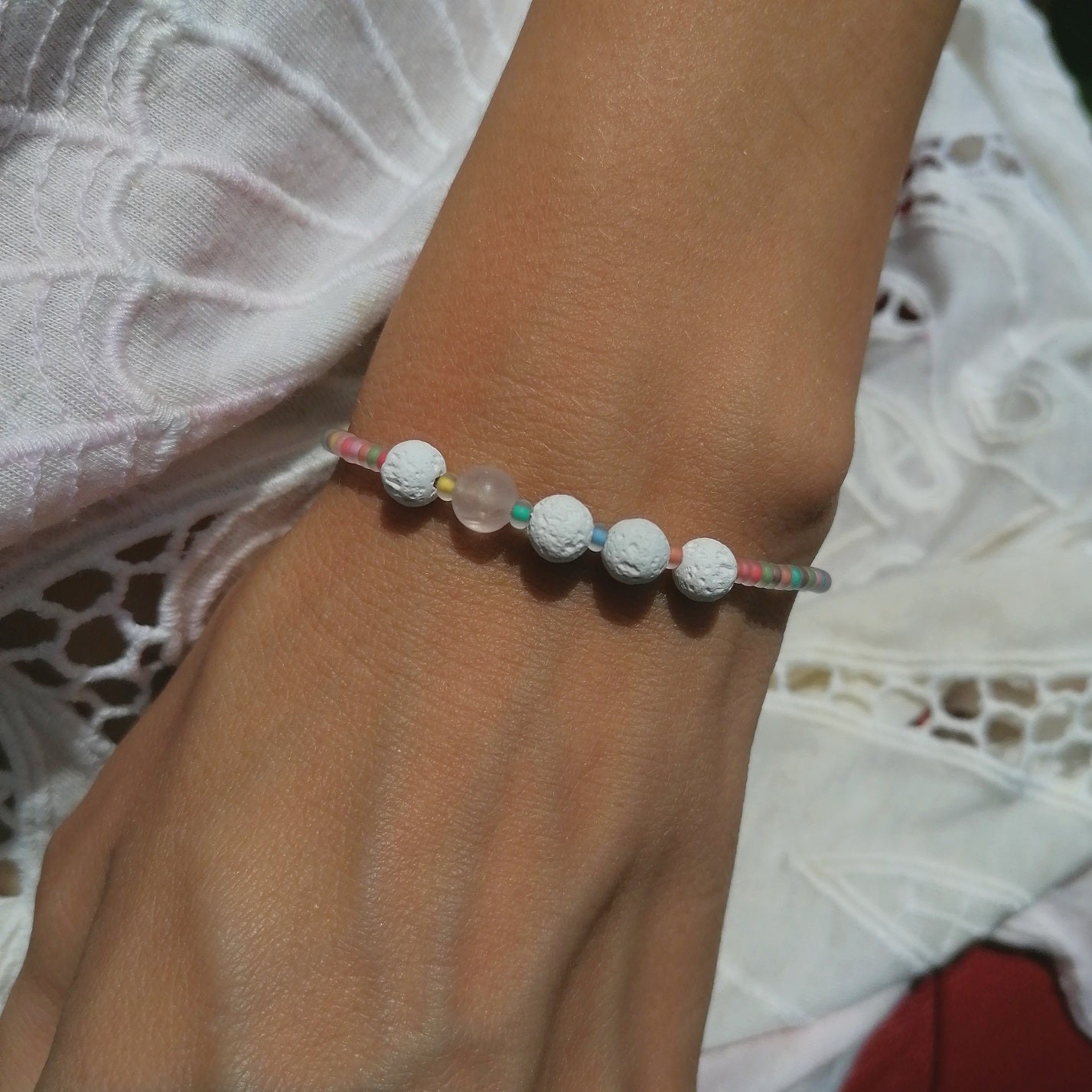 Buntes Armband Lava weiß und Rosenquarz