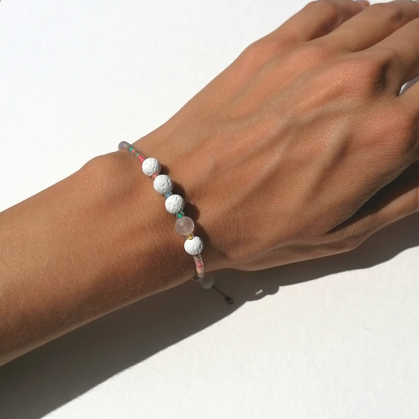 Buntes Armband Lava weiß und Rosenquarz
