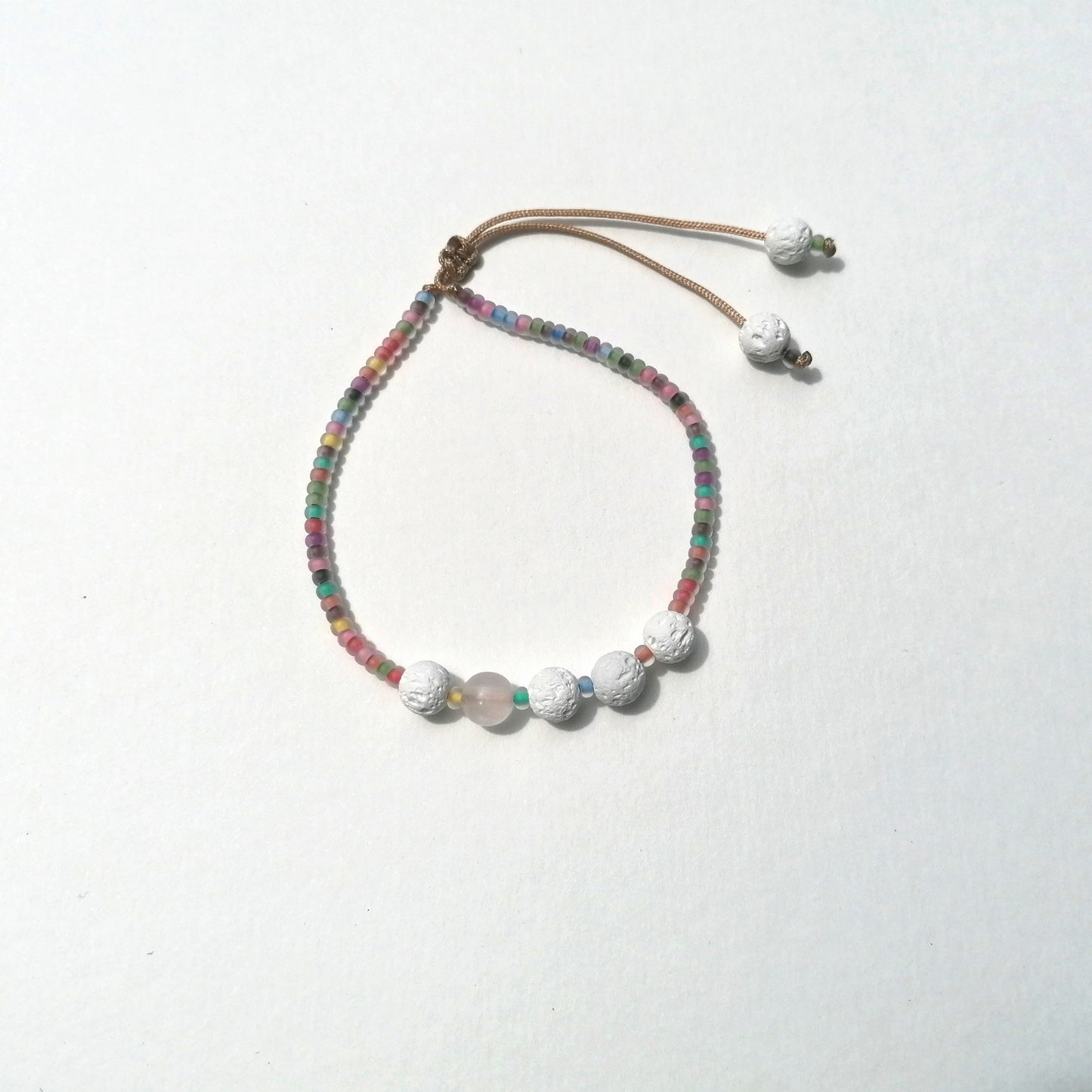 Buntes Armband Lava weiß und Rosenquarz