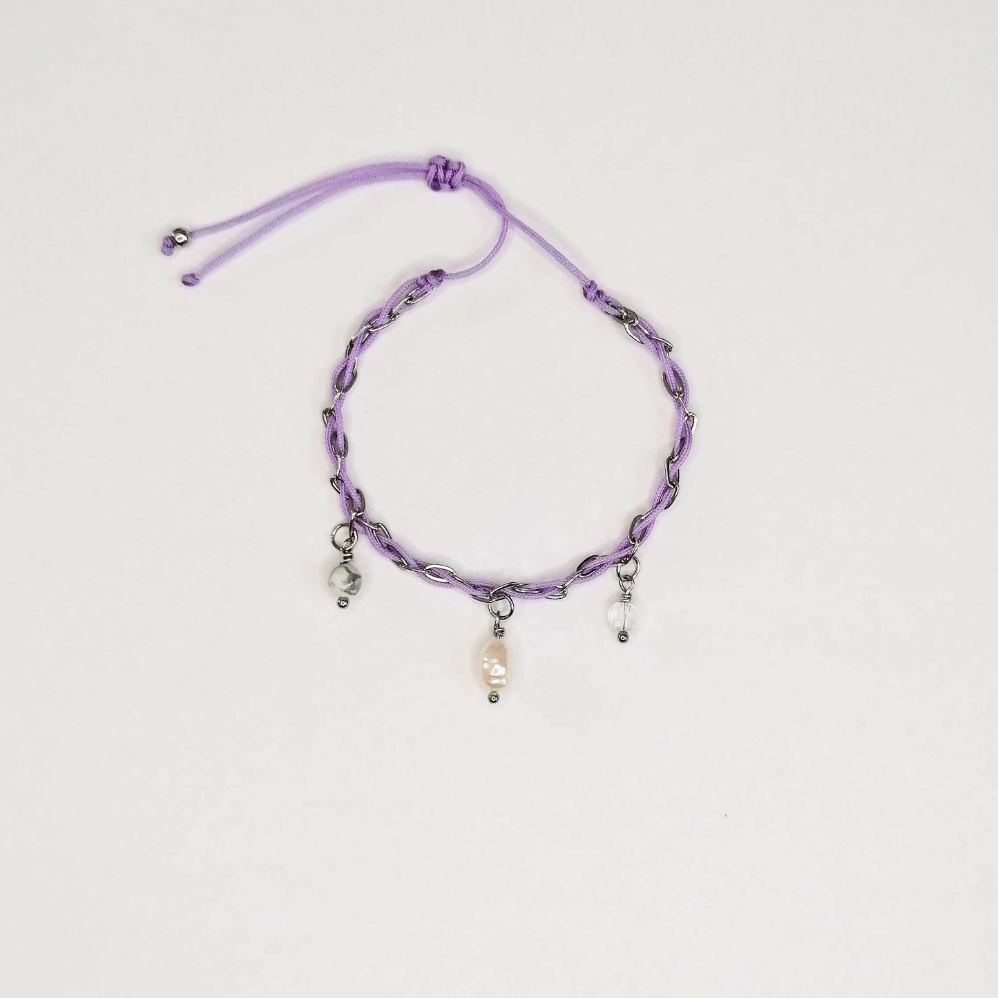 Lila Armband mit Charms | Perle Bergkristall Howlith | Balance