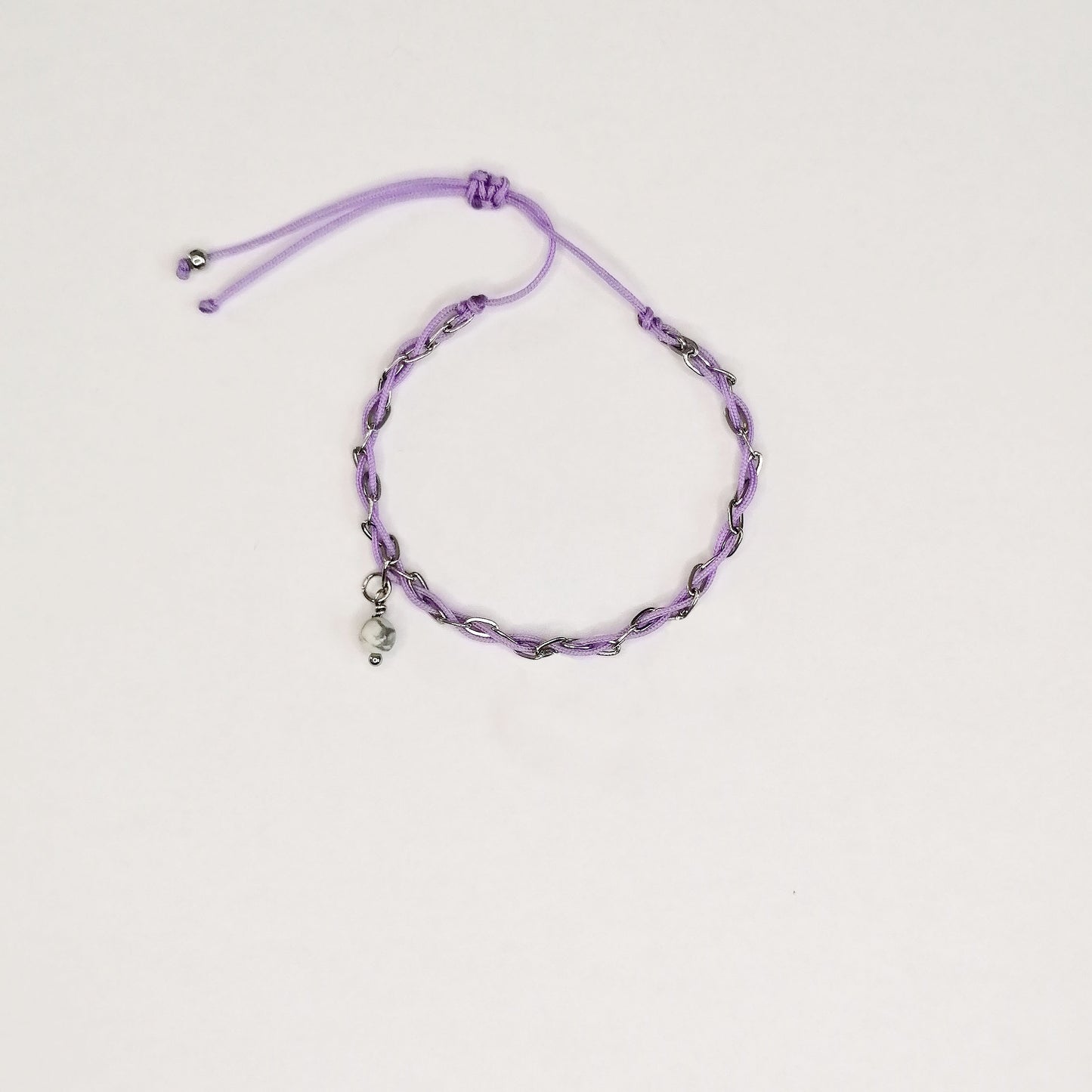 Lila Armband mit Charms | Perle Bergkristall Howlith | Balance