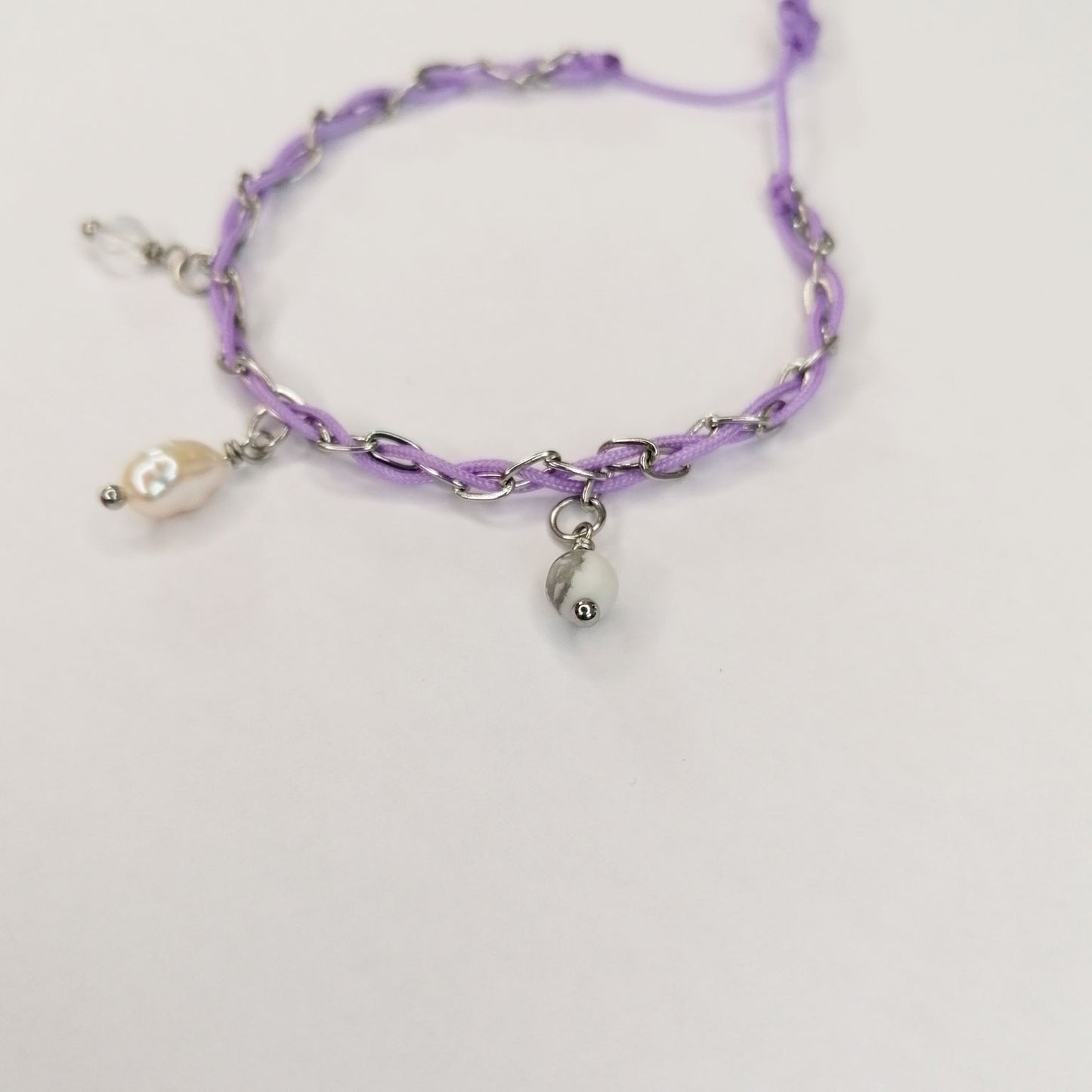 Lila Armband mit Charms | Perle Bergkristall Howlith | Balance