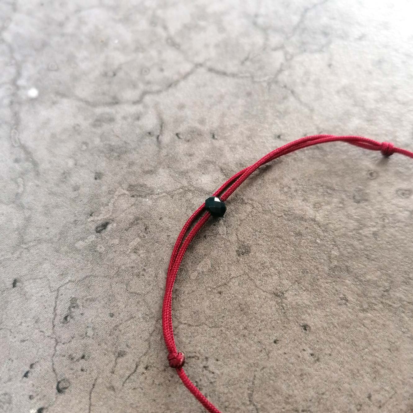 Schlichtes Armband mit grünem Jaspis auf weinroter Kordel von pia norden