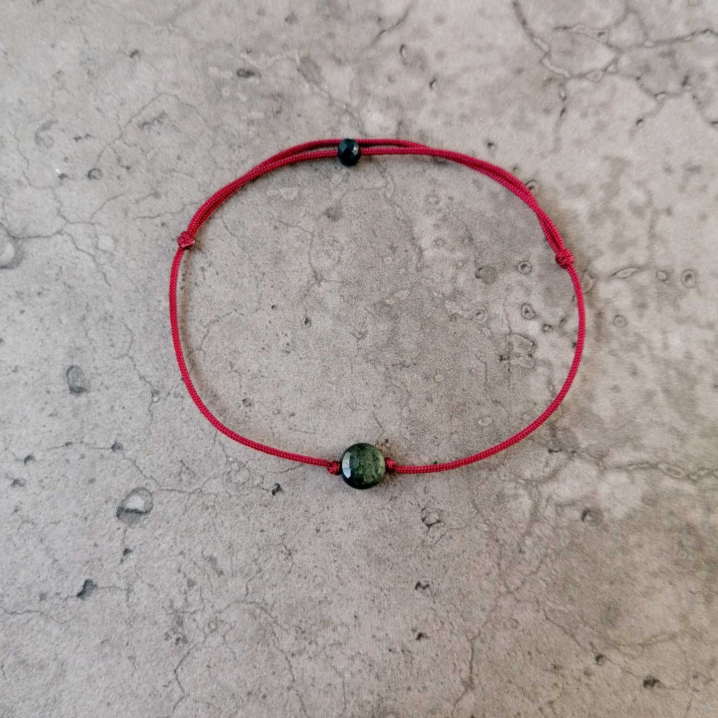 Schlichtes Armband mit grünem Jaspis auf weinroter Kordel von pia norden