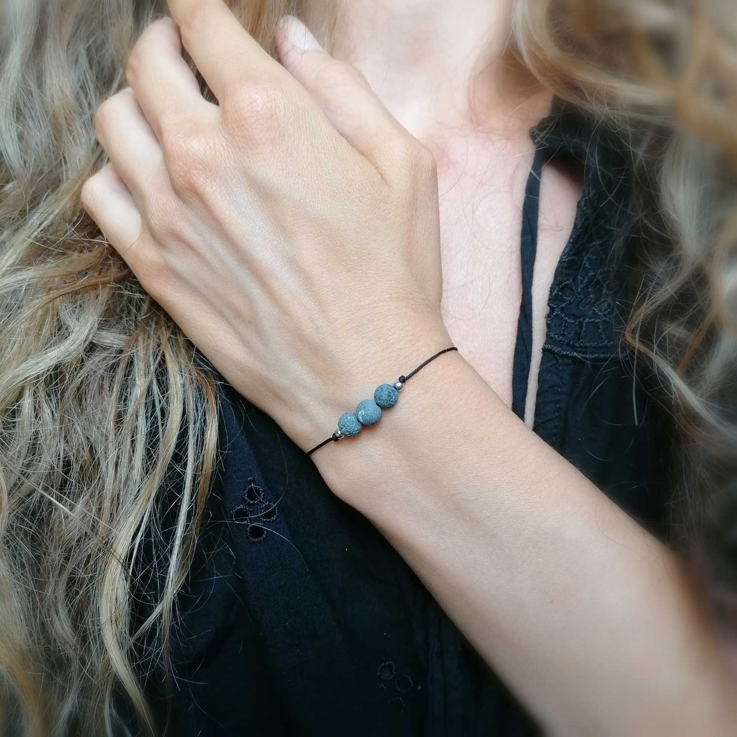 Schlichtes Lava Armband in schwarz und silber von pia norden