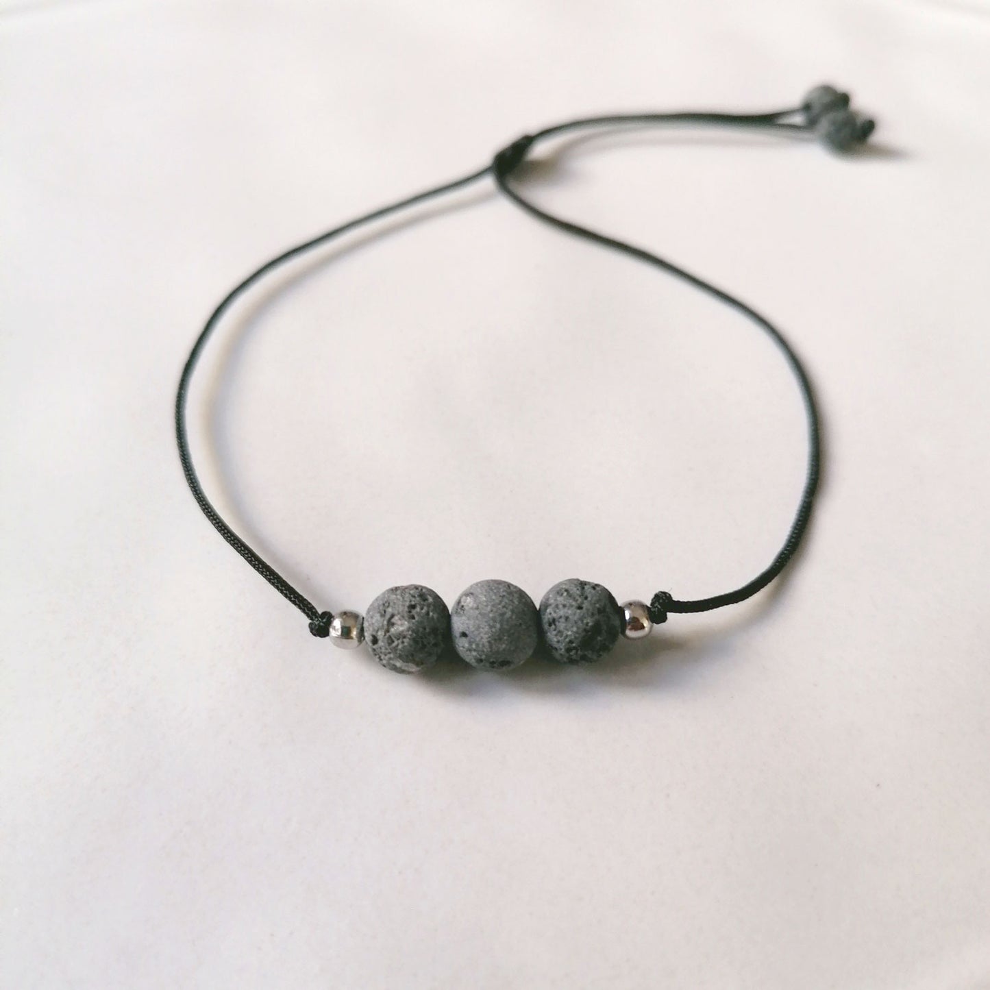 Schlichtes Lava Armband in schwarz und silber von pia norden