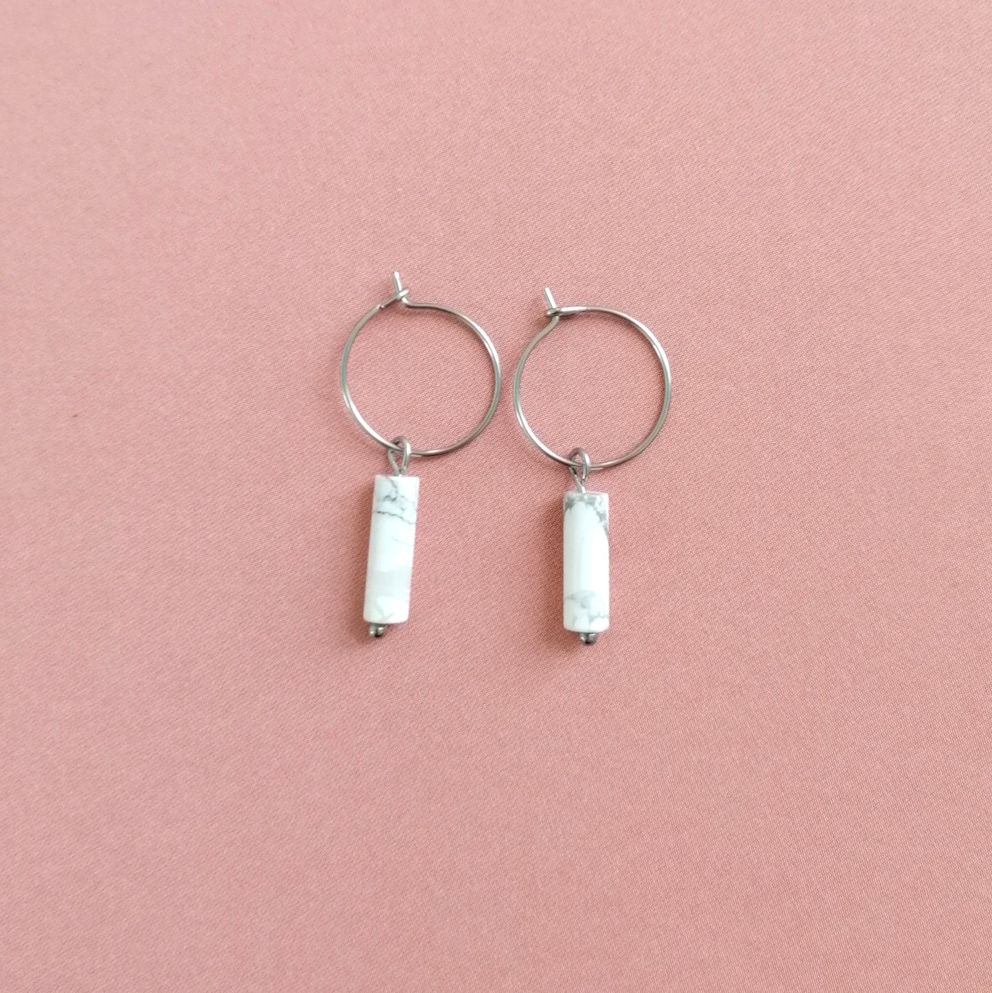 Minimalistische Ohrringe | Edelstahl & Howlith | Kleine Creolen