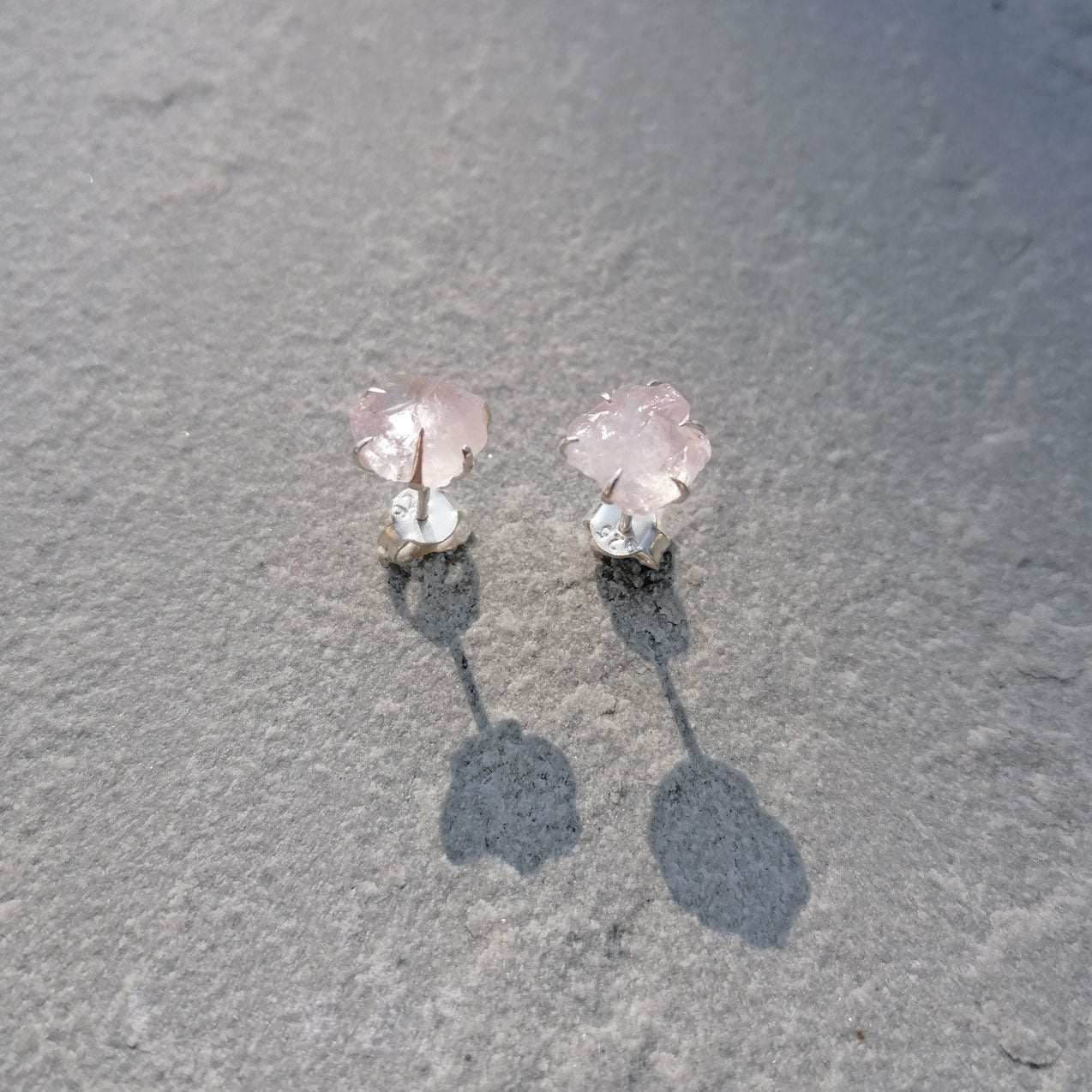 pia norden Ohrstecker mit rohem Rosenquarz und Sterlingsilber