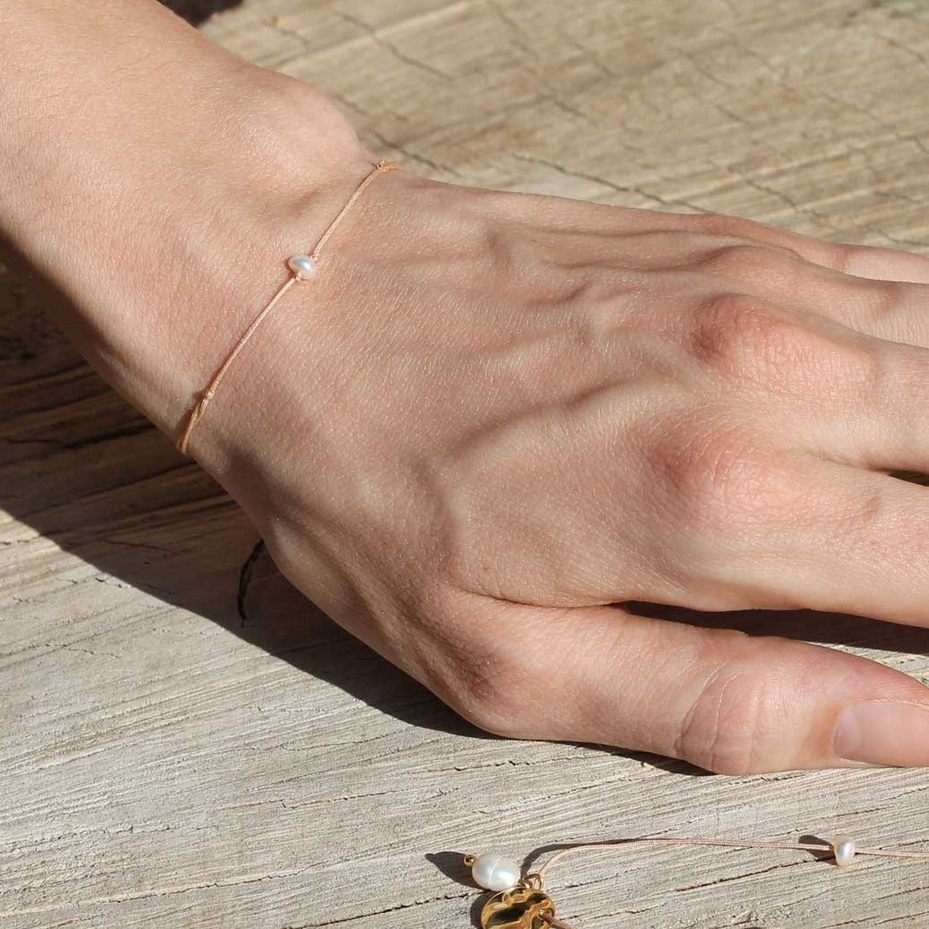 Schlichtes Perlenarmband zierlich hautfarben & creme | pia norden