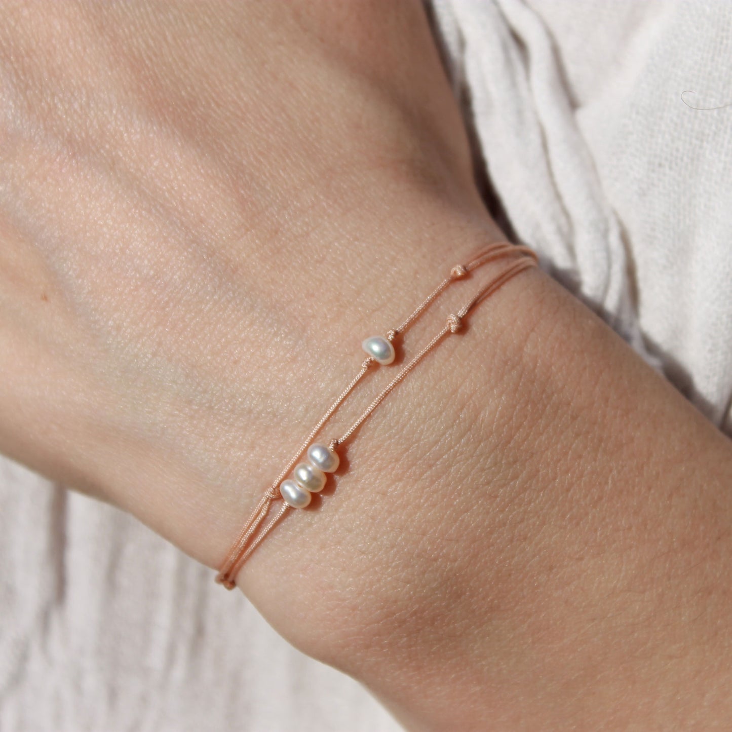 Schlichtes Perlenarmband zierlich hautfarben & creme | pia norden