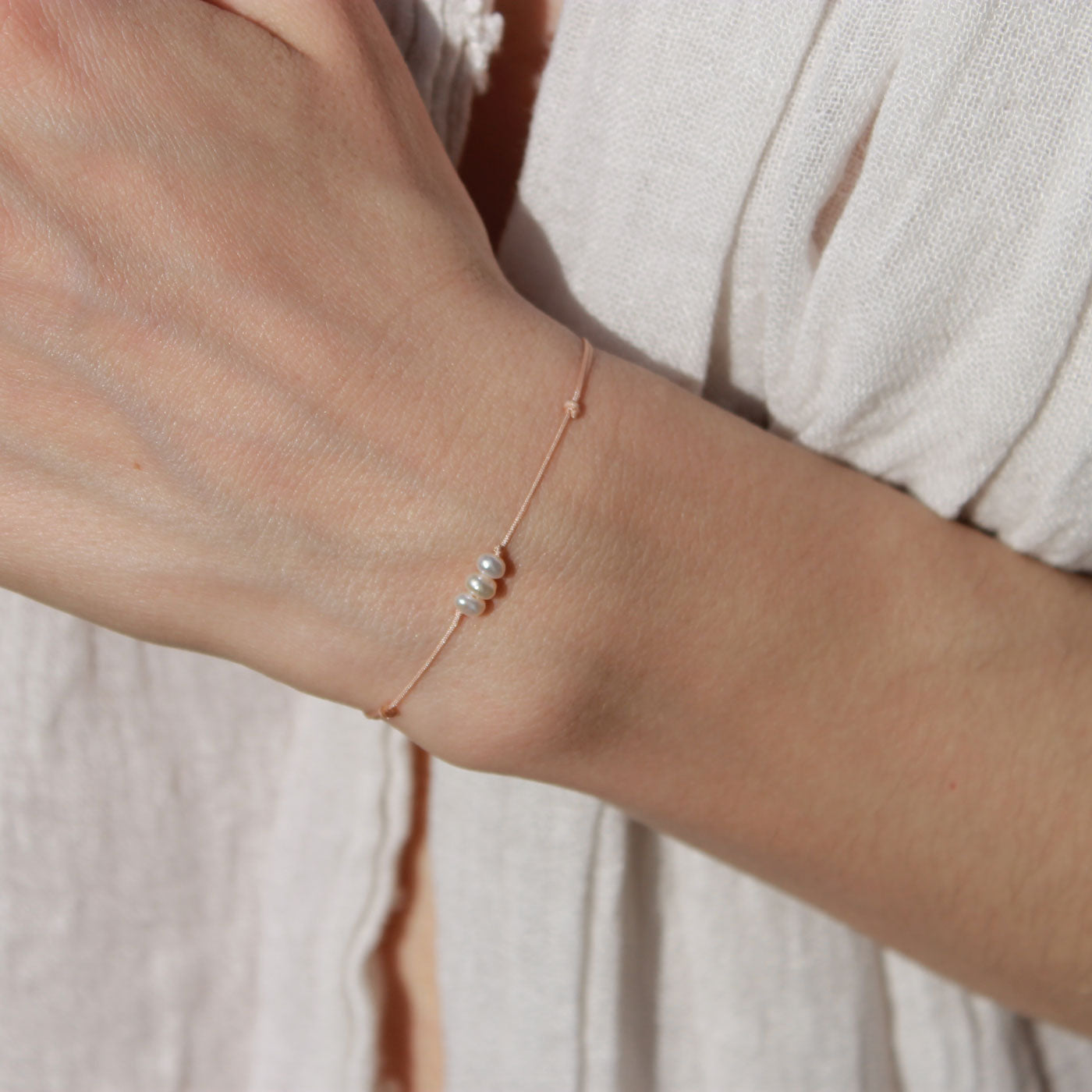 Schlichtes Perlenarmband zierlich hautfarben & creme | pia norden
