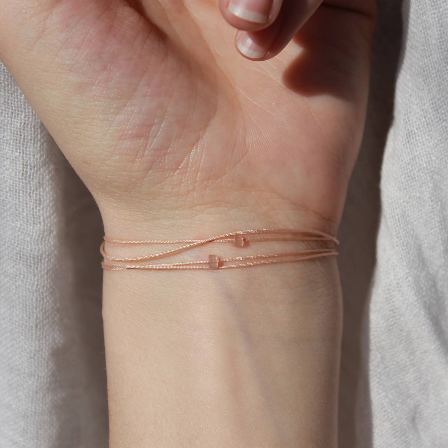 Schlichtes Perlenarmband zierlich hautfarben & creme | pia norden