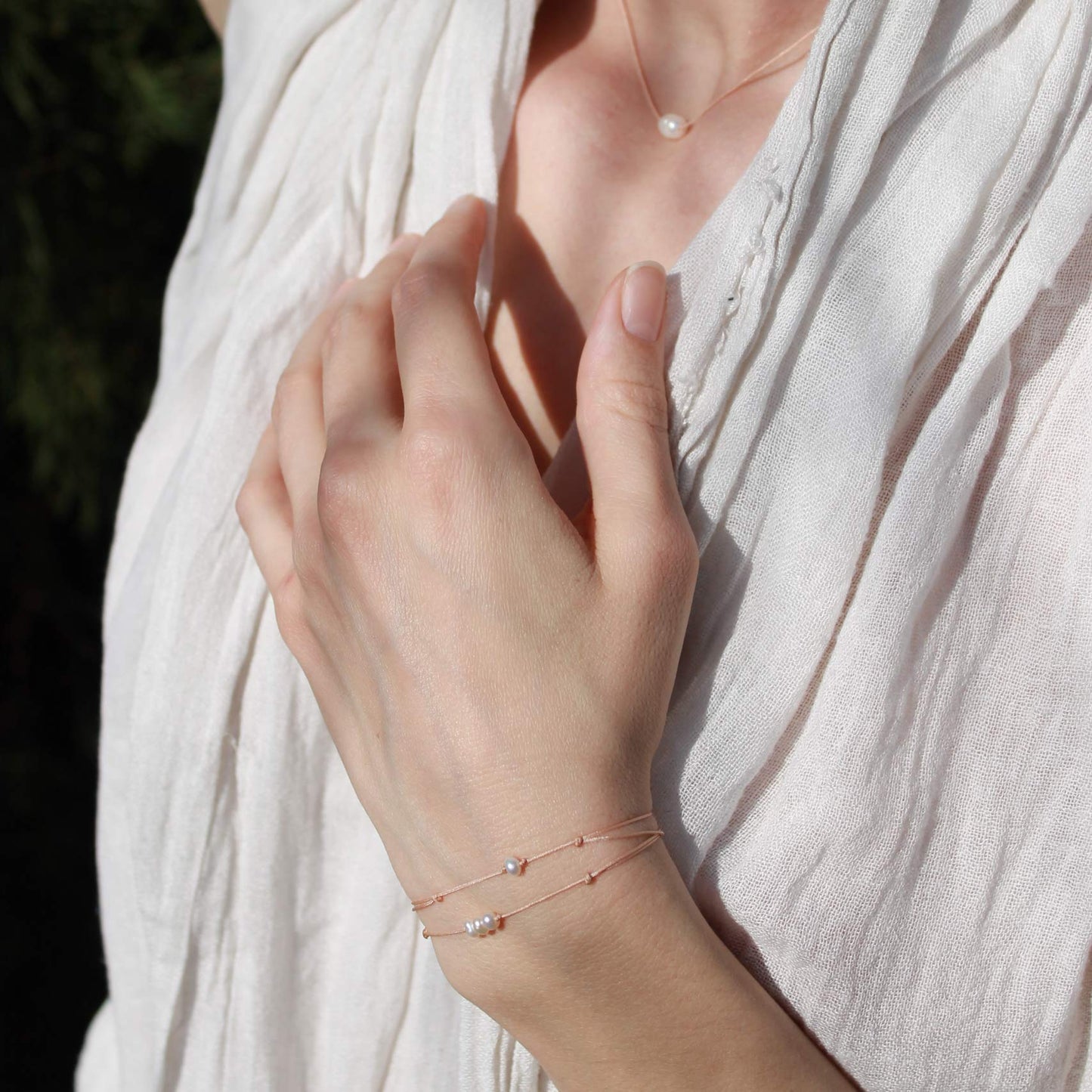 Schlichtes Perlenarmband zierlich hautfarben & creme | pia norden