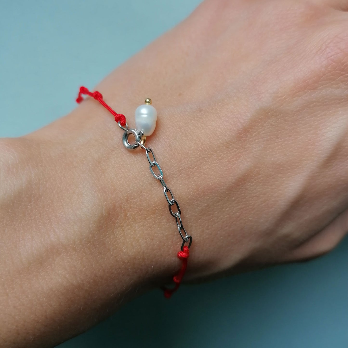 Geknüpftes Armband mit Perle in rot & silber | pia norden