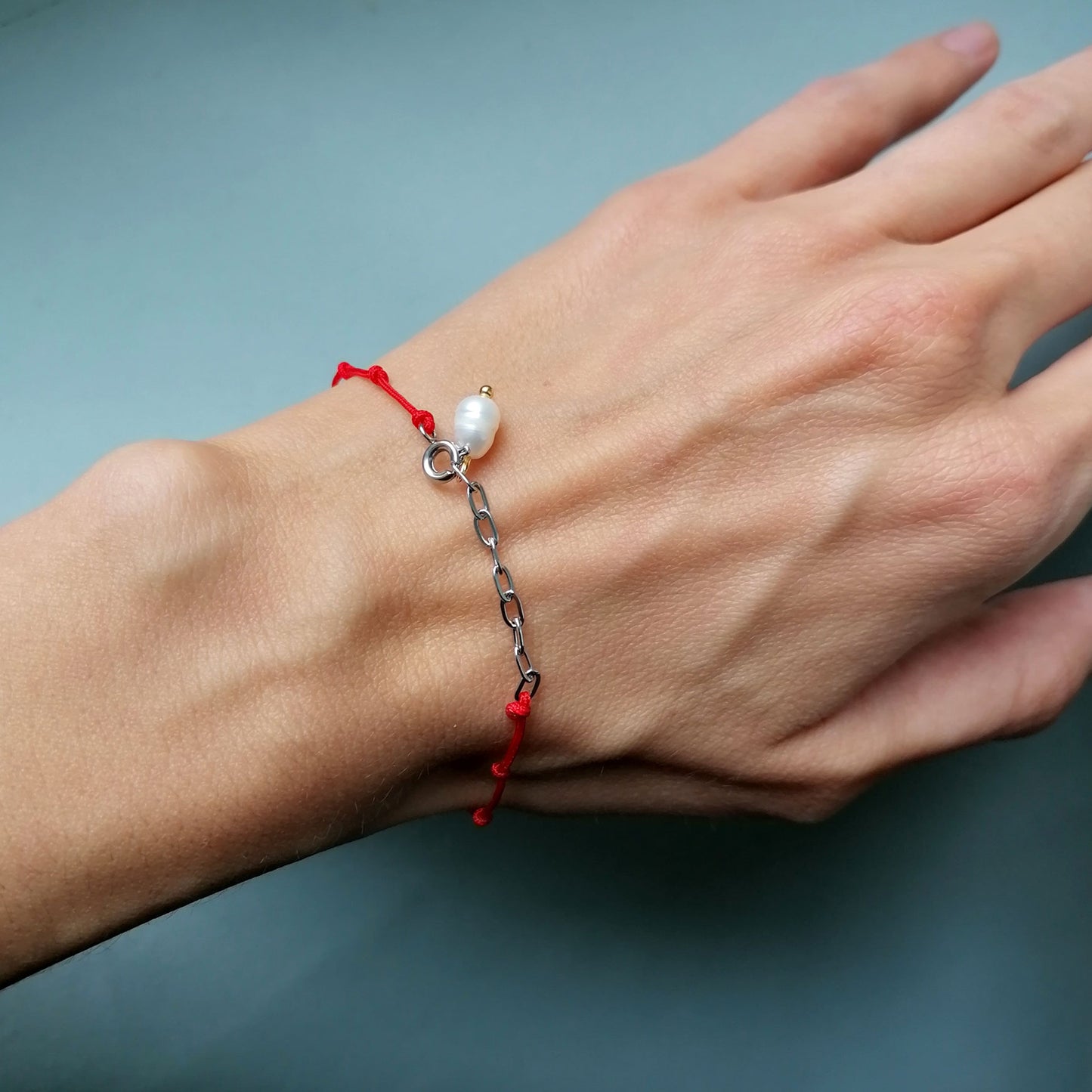 Geknüpftes Armband mit Perle in rot & silber | pia norden