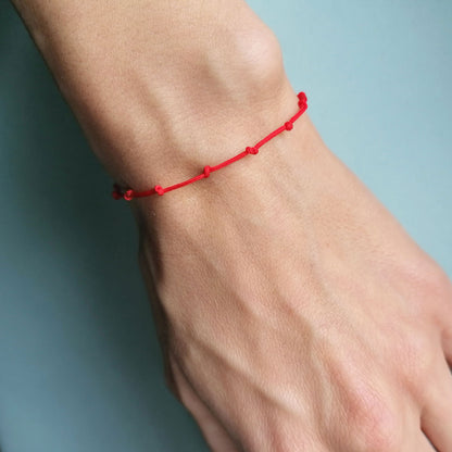 Geknüpftes Armband mit Perle in rot & silber | pia norden