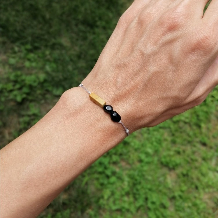 Armband - Schwarzer Turmalin, versteinertes Holz, Textilkordel in grau | pia norden