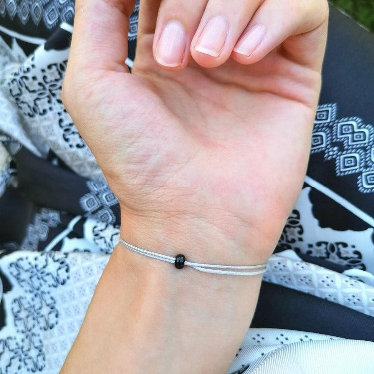 Armband - Schwarzer Turmalin, versteinertes Holz, Textilkordel in grau | pia norden