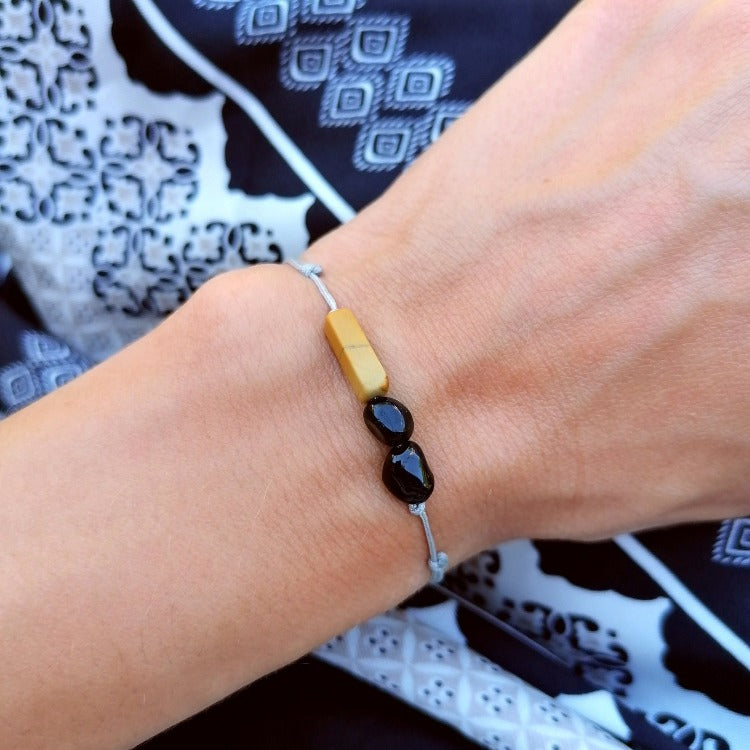 Armband - Schwarzer Turmalin, versteinertes Holz, Textilkordel in grau | pia norden