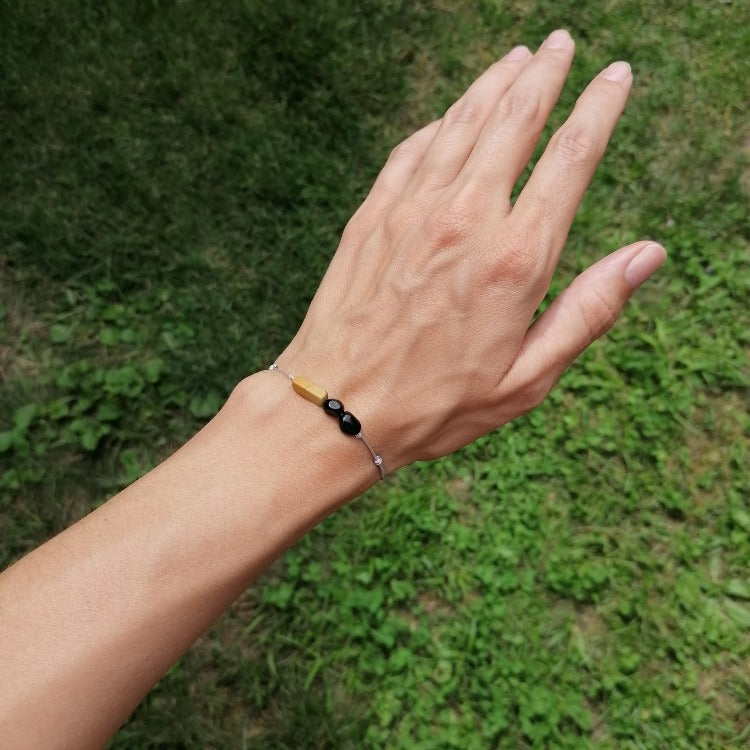 Armband - Schwarzer Turmalin, versteinertes Holz, Textilkordel in grau | pia norden