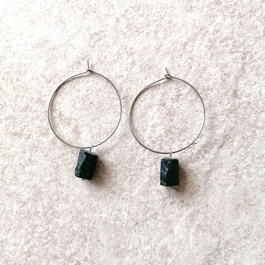 Schwarzer Turmalin Ohrringe | Schlichte Creolen in silber