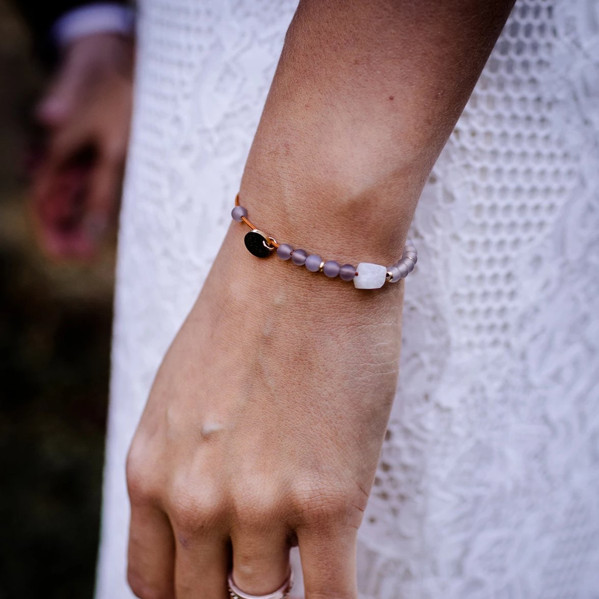 Weißer Labradorit & Achat Armband | weiß grau cognac gold