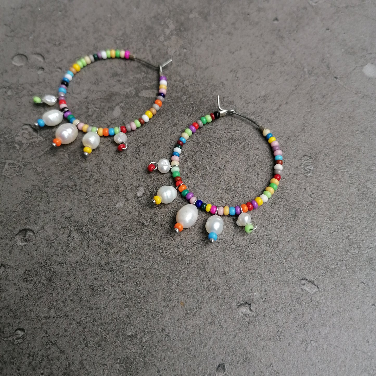 Creolen Barock Perlen in Regenbogenfarben | Bunte Ohrringe RAINBOW SEA
