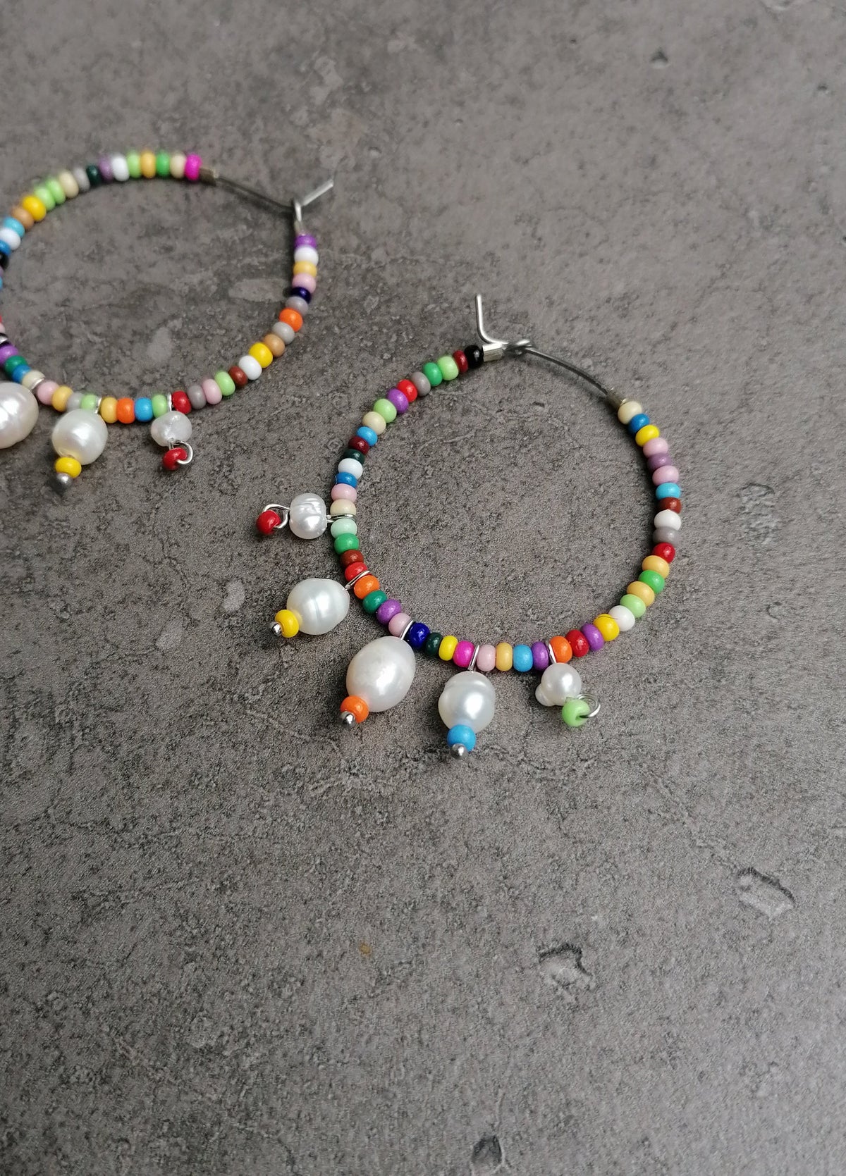 Bunte Barock-Perlen Creolen | Statement Ohrringe in Regenbogenfarben