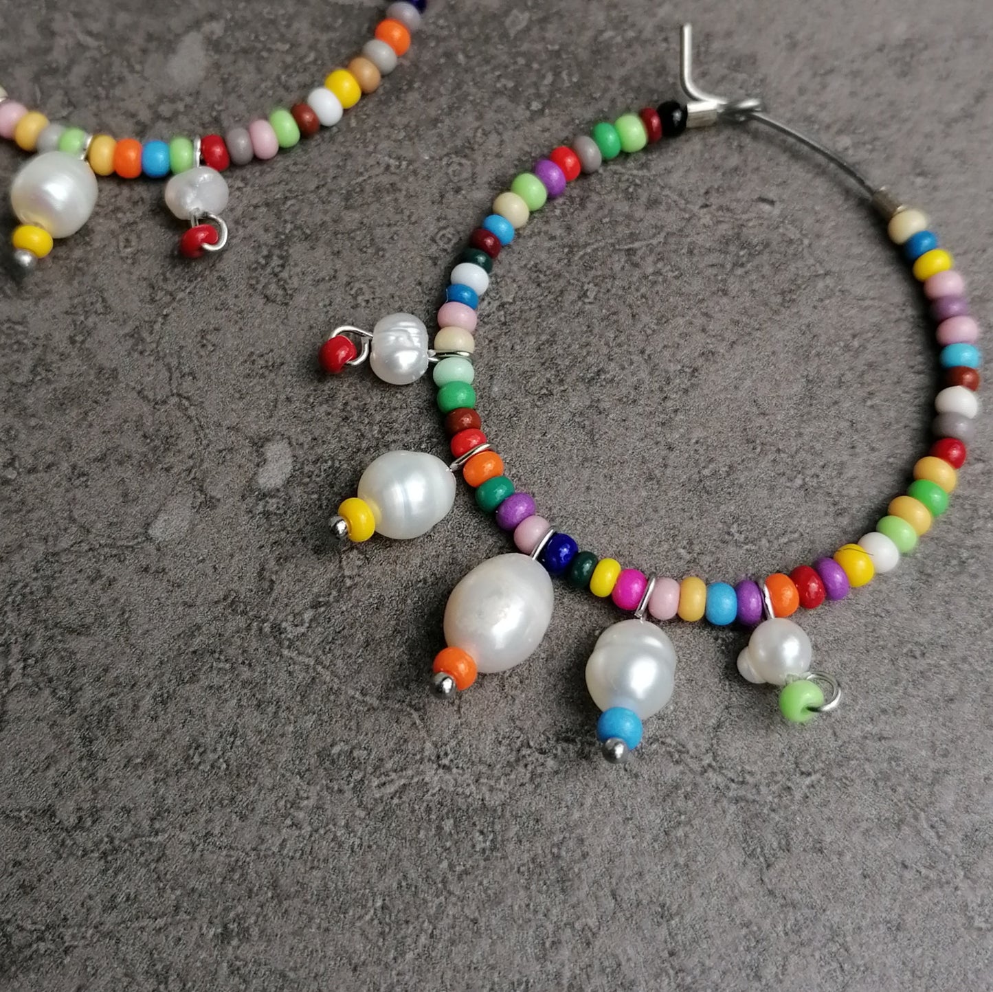 Creolen Barock Perlen in Regenbogenfarben | Bunte Ohrringe RAINBOW SEA