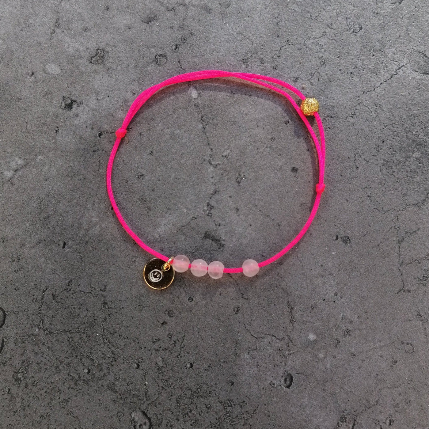 Rosenquarz Armband | neon pink & gold Smiley | pia norden