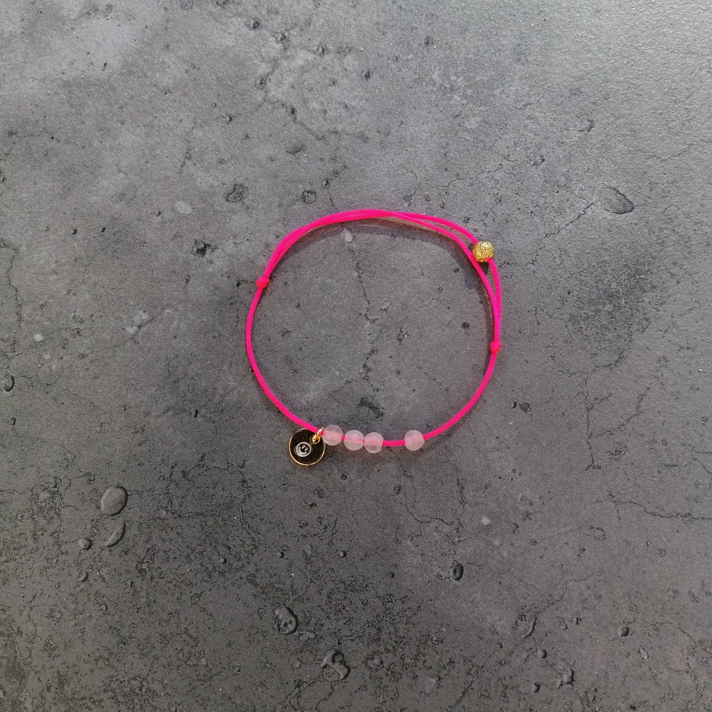 Rosenquarz Armband | neon pink & gold Smiley | pia norden