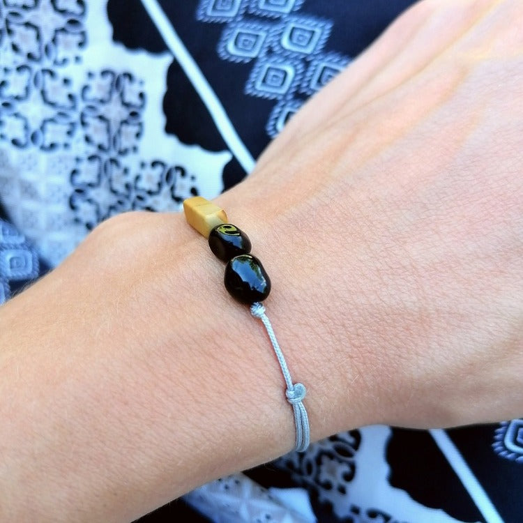 Armband - Schwarzer Turmalin, versteinertes Holz, Textilkordel in grau | pia norden
