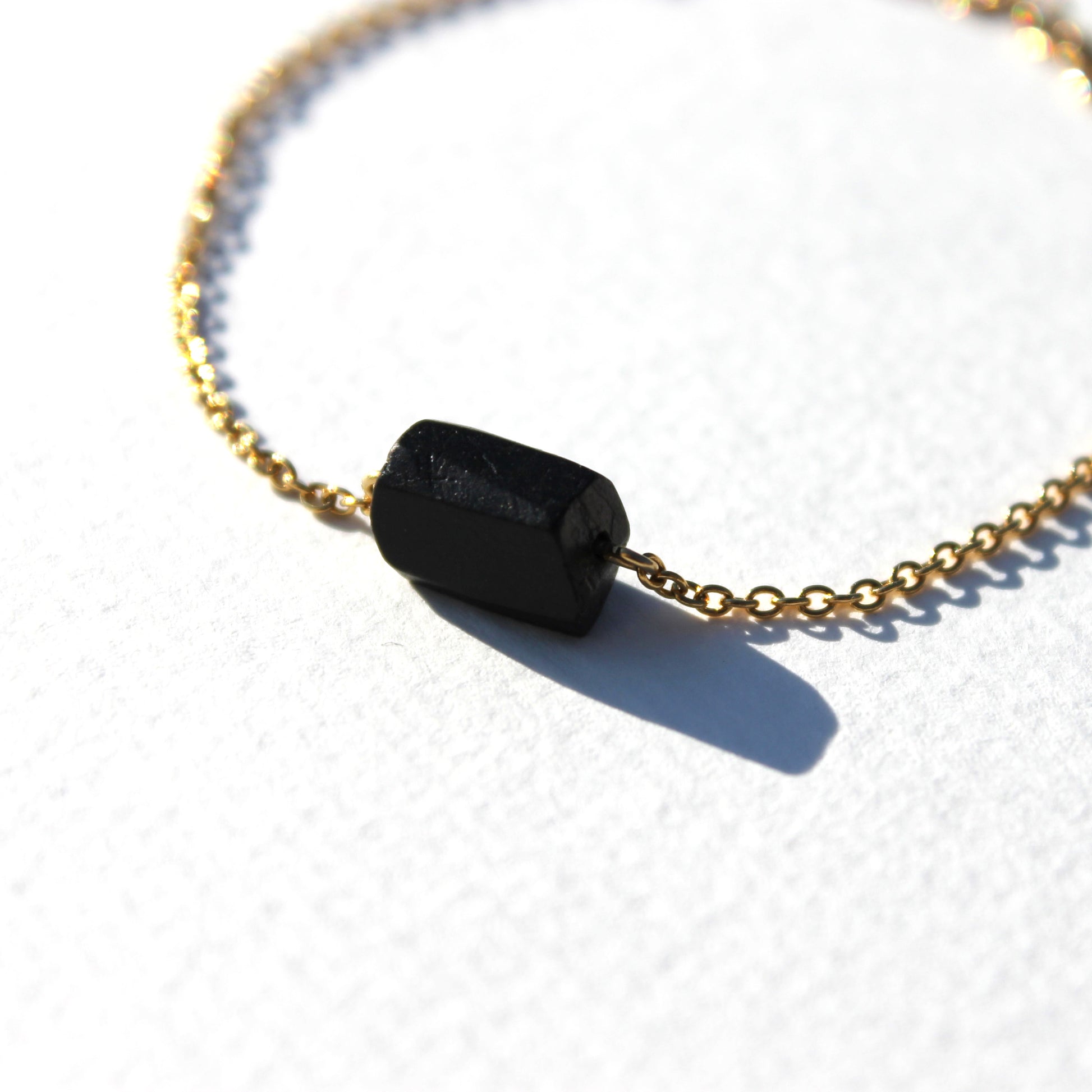 Schwarzer Turmalin roh Armband gold | Edelstahl Schmuck